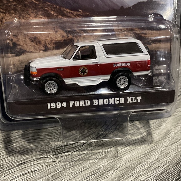 GreenLight | Sheriff Absaroka County: 1994 Ford Bronco XLT - 1:64 Die-Cast - Picture 5 of 11
